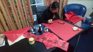 A picture containing indoor, floor, table, child

Description automatically generated